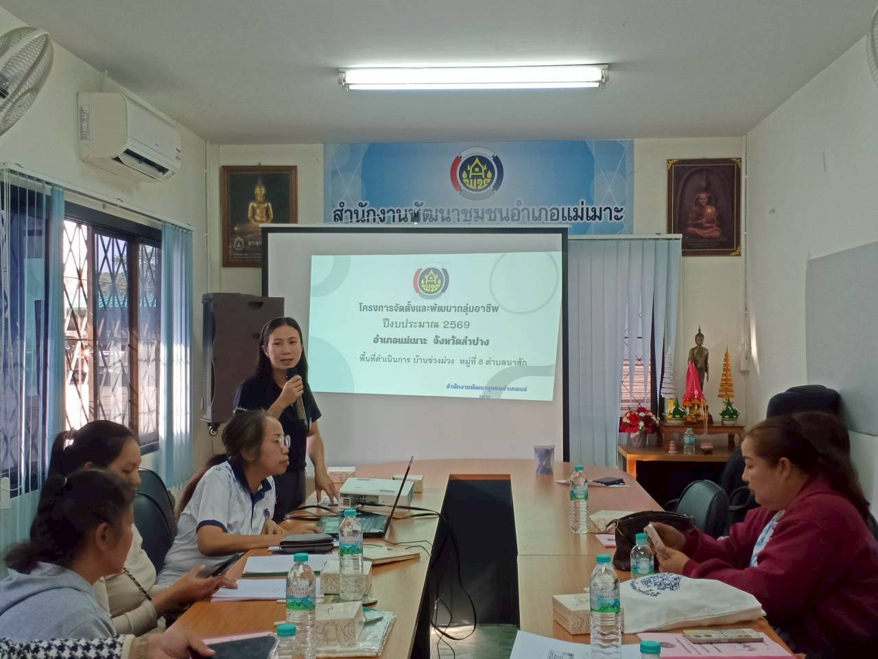 พช. เเม่เมาะ ดำเนินโครงการส่งเสริมการจัดตั้งและพัฒนากลุ่มอาชีพ ตามโครงการส่งเสริมและพัฒนาอาชีพตามแนวทางสัมมาชีพชุมชน 