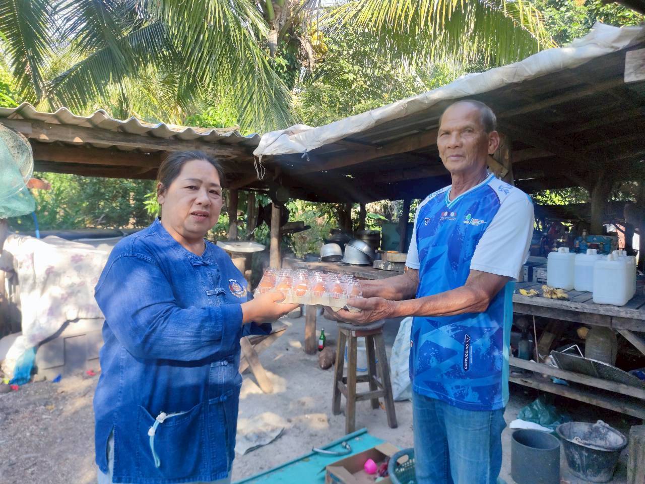 สพอ.แม่เมาะ ลงพื้นที่เยี่ยมครัวเรือนเป้าหมายในการยกระดับรายได้ ตัวชี้วัดที่ 4 ระดับความสำเร็จของการสนับสนุนการพัฒนาครัวเรือนยากจนเป้าหมายที่มีรายได้ต่ำกว่าเกณฑ์ จปฐ.