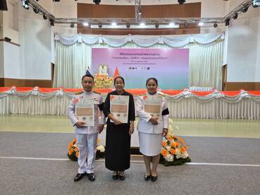 พช.แม่เมาะ  ร่วมพิธีรับมอบแบบลายผ้าพระราชทานปี 2569 "ลายขอสมเด็จฯ - เจ้าฟ้าฯ" และ "บุปผาบรมราชินีนาถ" 