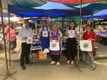 พช. แม่เมาะ :จัดกิจกรรมประชาสัมพันธ์ตลาดนัดคนไทยยิ้มได้ 