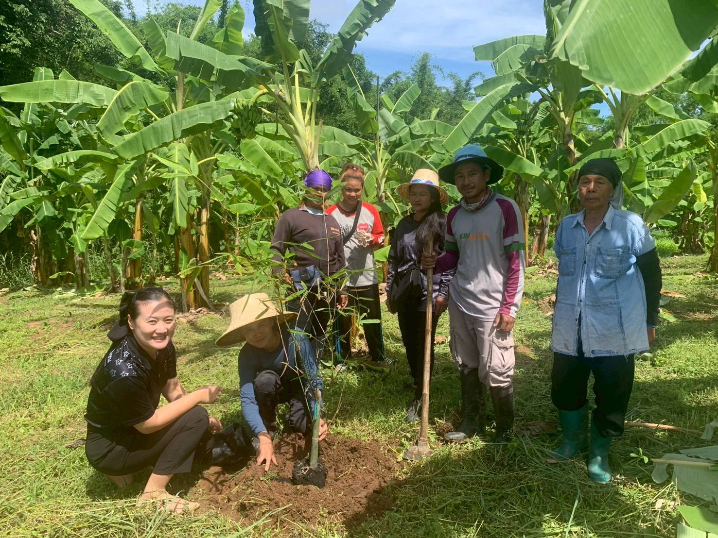 พช.แม่เมาะ : ลงพื้นที่ติดตามความก้าวหน้าดำเนินกิจกรรมพัฒนาศูนย์เรียนรู้การพัฒนาคุณภาพชีวิต ตามหลักทฤษฎีใหม่ประยุกต์สู่ "โคก หนอง นา"