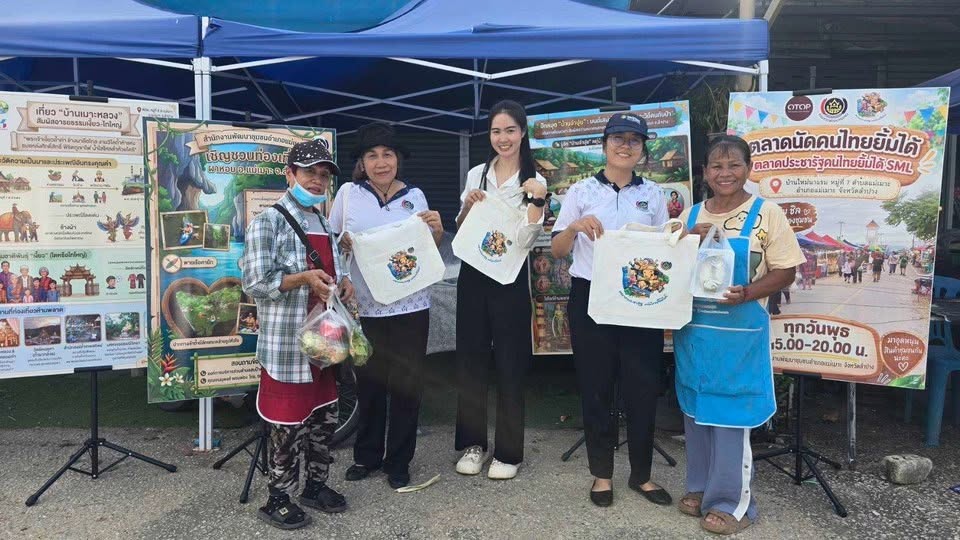พช.แม่เมาะ : จัดบูทประชาสัมพันธ์ชุมชนท่องเที่ยว OTOP นวัตวิถี อำเภอแม่เมาะ