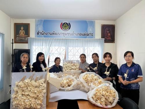 สำนักงานพัฒนาชุมชนอำเภอแม่เมาะ : ร่วมรับมอบดอกไม้จันทน์จากส่วนราชการ องค์กรปกครองส่วนท้องถิ่น กลุ่มองค์กรสตรี ร่วมแสดงพลังแห่งความจงรักภักดีและสำนึกในพระมหากรุณาธิคุณ